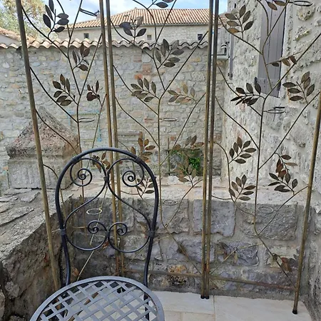 L Antre De Pierres - Chambres D'Hotes Et Gites Berrias-et-Casteljau Exterior photo
